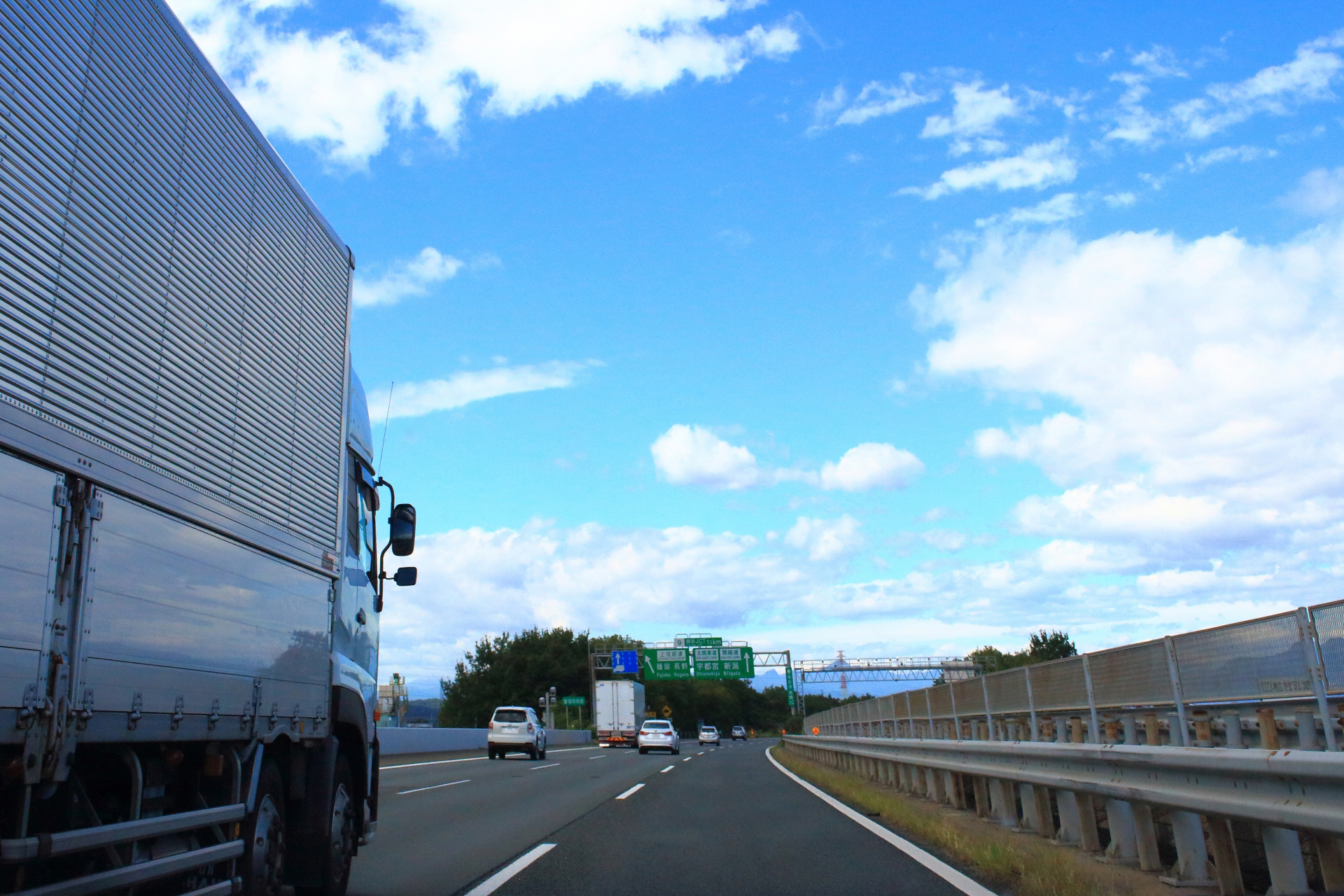 建設資材の鋼材輸送・木材輸送なら、産業廃棄物収集運業の許可をもつ和歌山県西牟婁郡上富田町の運送会社「有限会社英信運輸」へお任せください！